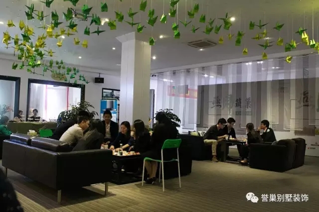 設計師給業(yè)主詳細講解設計方案