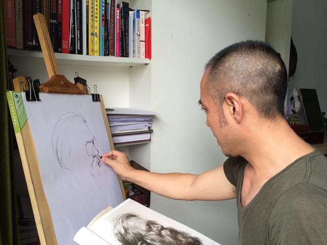 馬晨喬現(xiàn)場(chǎng)畫藝術(shù)作品