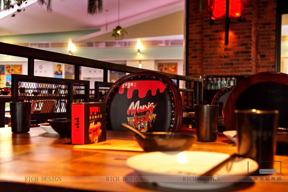 現(xiàn)代音樂(lè)餐廳裝潢案例實(shí)景圖 現(xiàn)代音樂(lè)餐廳裝潢案例實(shí)景圖